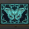 Diamond Painting pakket - Grote Vlinder op een blauwe achtergrond - Glow in the Dark 40x30 cm (Partial) in het donker