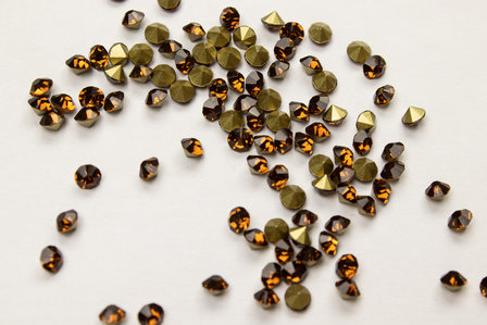 Smoked Topaz SS10 Pointed Back Rhinestones (per 20 stuks)