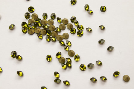 Olivine SS16 Pointed Back Rhinestones