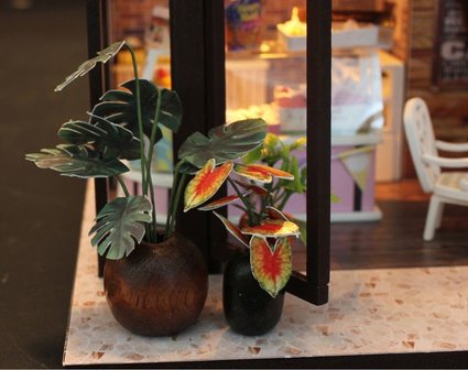 Mini Dollhouse - Shop - Coffee House detail met planten buiten