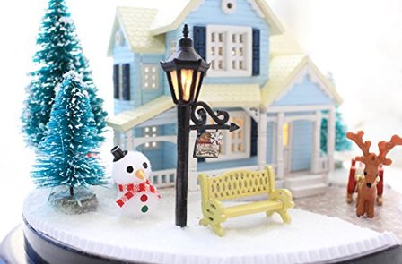 Mini Dollhouse - Together Around Globe - Nordic Fairy Tale voorkant huis