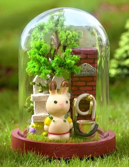 Mini Dollhouse - Mini Stolpje - Garden Corner sfeerfoto in het gras