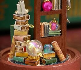 Mini Dollhouse - Mini Stolp - Fingertip Magic achterkant met glazen bol en boeken