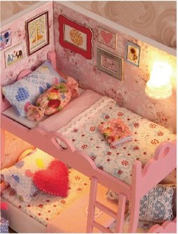 Mini Dollhouse - Roombox  - Mood for Love bed met nachtlampje