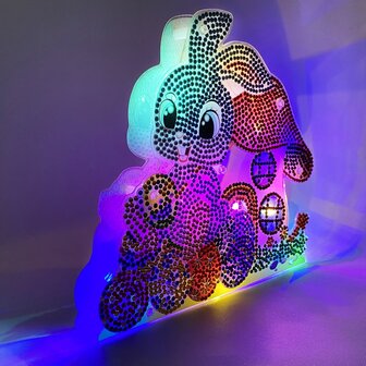 Diamond Painting Paastafereeltje met verlichting - Paashaas verft eieren bij paddenstoel