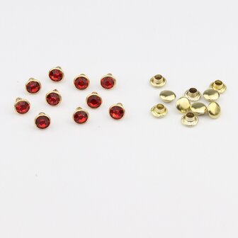 Studs met Strass Light Siam 6 mm (glas) met goudkleurige cup (SS18) (per 36 stuks)