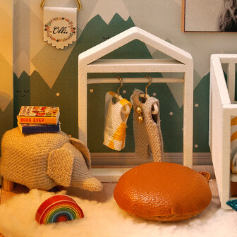 Mini Dollhouse - Appartement - Comfortable Life kledingrek in kinderkamer
