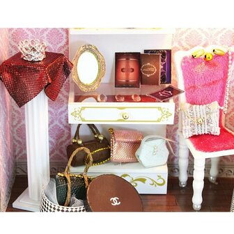 Mini Dollhouse - Shop - Queen Shop product display