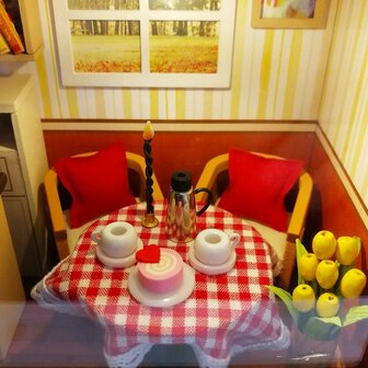 Mini Dollhouse - Coffee Shop - Dense Feeling Moment zithoekje van boven gezien