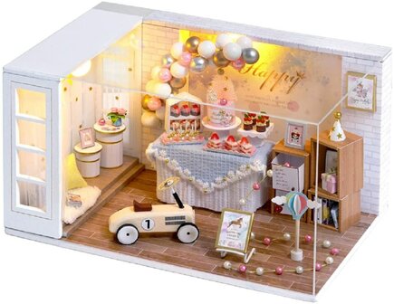 Mini Dollhouse - Roombox&nbsp;- Camp Party (1:24)