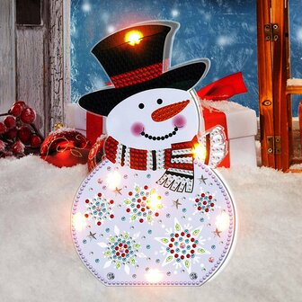 Diamond Painting Kersttafereeltje met verlichting - Sneeuwpop met verlichting aan
