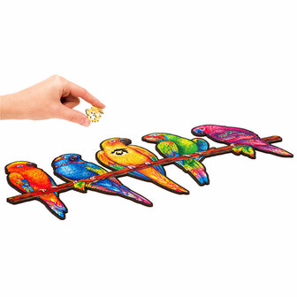 Puzzel Playful Parrots / Speelse Papegaaien Medium het leggen van een stukje