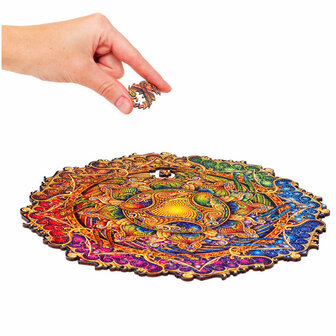 Puzzel Inexhausible Abundance Mandala / Onuitputtelijke Overvloed Mandala Medium het leggen van een stukje