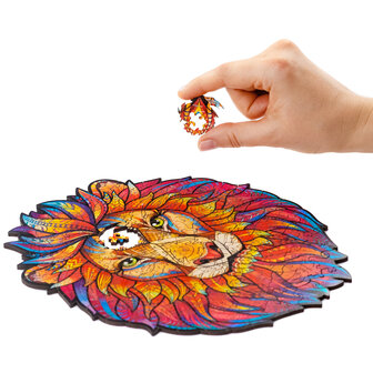 Puzzel Mysterious Lion / Mysterieuze Leeuw Small het leggen van een stukje