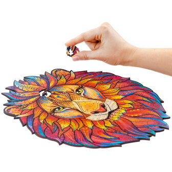 Puzzel Mysterious Lion / Mysterieuze Leeuw Medium het leggen van een stukje