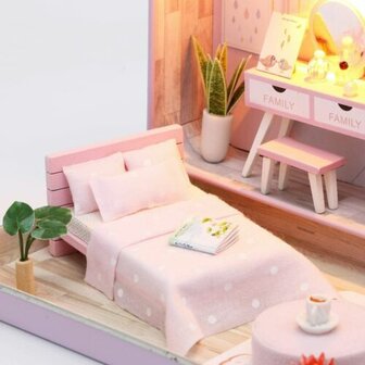 DIY Dollhouse in blik, Romantic theater bed ingezoomd
