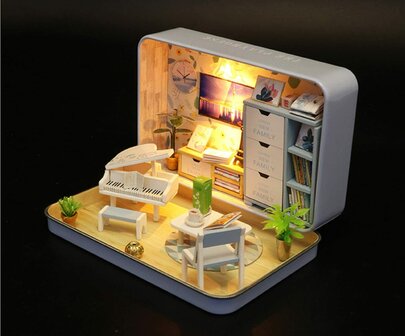 DIY Dollhouse Happiness theater zijaanzicht bij nacht