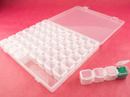 Opbergdoos / sorteerbakje met 56 potjes met logo dicht met roze achtergrond