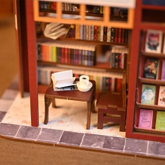 Mini Dollhouse - Shop - Bookstore detail tafeltje met kop koffie