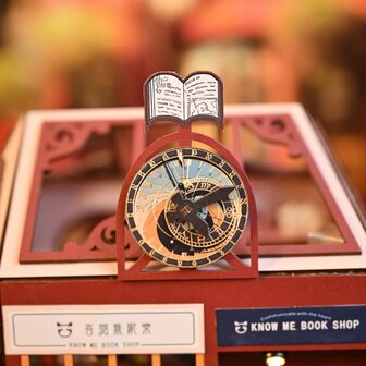 Mini Dollhouse - Shop - Bookstore detail klok op het dak