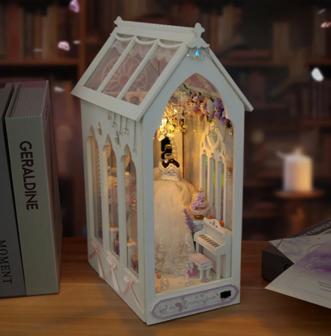 Book Nook - mini 3D wereld - The Fragrance of Eternity met verlichting aan