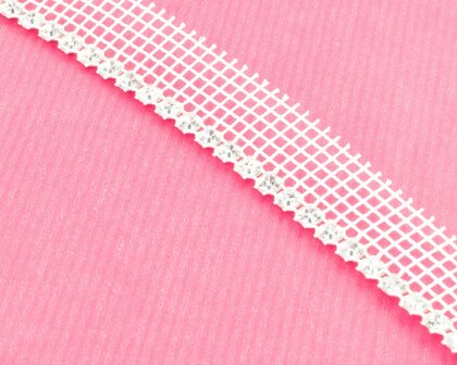Metal Banding SS20 (5mm) Crystal - Silver Banding 1 rij met wit gaasband aan 1 kant met roze achtergrond