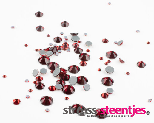 Siam (Dark) SS 34 Superior Glamour Hotfix steentjes (per 36 stuks) met logo