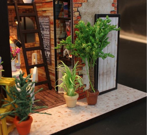 Mini Dollhouse - Shop - Coffee House detail met planten ingang
