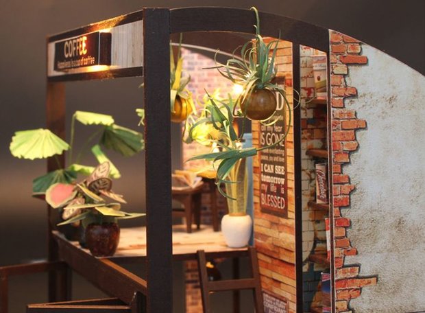 Mini Dollhouse - Shop - Coffee House detail met planten 