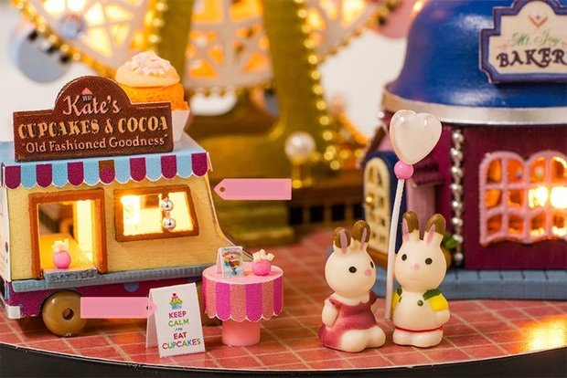 Mini Dollhouse - Together Around Globe - Happiness Ferris Wheel cupcake stand