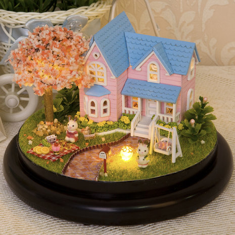 Mini Dollhouse - Together Around Globe - Cherry Conventions sfeerfoto zonder stolp