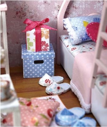 Mini Dollhouse - Roombox  - Mood for Love pantoffeltjes voor het bed