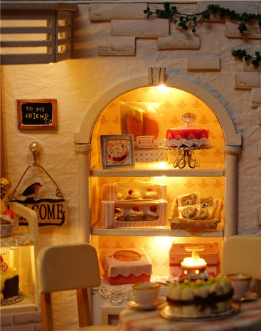 Mini Dollhouse - Shop - Cake Diary verlichte vitrinekast