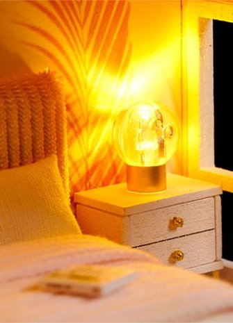 Mini Dollhouse - Appartement - Warm the Heard of Life nachtkastje met lamp