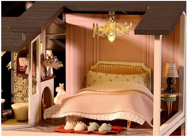 Mini Dollhouse - Villa - Monet Garden slaapkamer met kroonluchter boven het bed