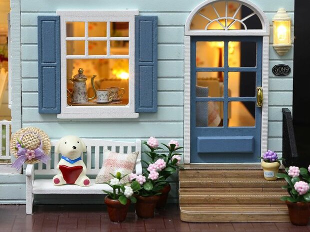 Mini Dollhouse - Villa - New Zealand Queenstown voordeur met bankje onder het raam