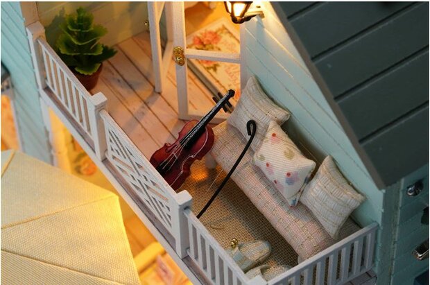Mini Dollhouse - Villa - New Zealand Queenstown muziekinstrument en bankje op het balkon
