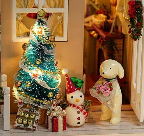 Boshuisje - Holiday times (Christmas) ingezoomd op de kerstboom met kadootjes