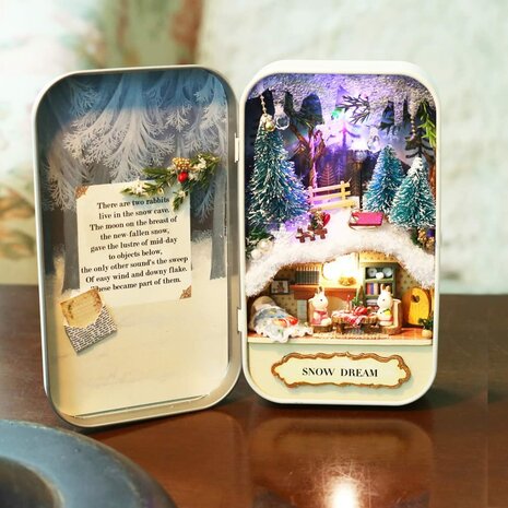 Mini Dollhouse - miniatuur in blik - Snowy Dream voorkant