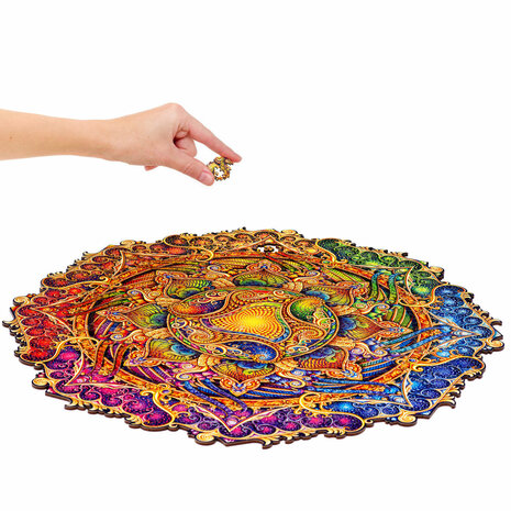 Puzzel Inexhausible Abundance Mandala / Onuitputtelijke Overvloed Mandala Royal Size het leggen van een stukje