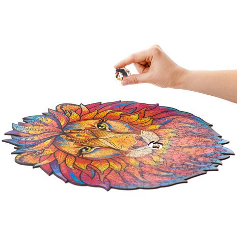 Puzzel Mysterious Lion / Mysterieuze Leeuw King Size het leggen van een stukje