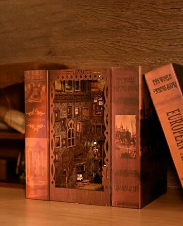 Book Nook - mini 3D wereld - Scholar's Dream naast boeken