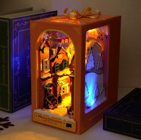 Book Nook - mini 3D wereld - Christmas Fantasy Celebration zijkant
