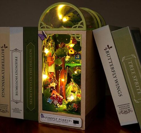 Book Nook - mini 3D wereld - Firefly Forest tussen de boeken links