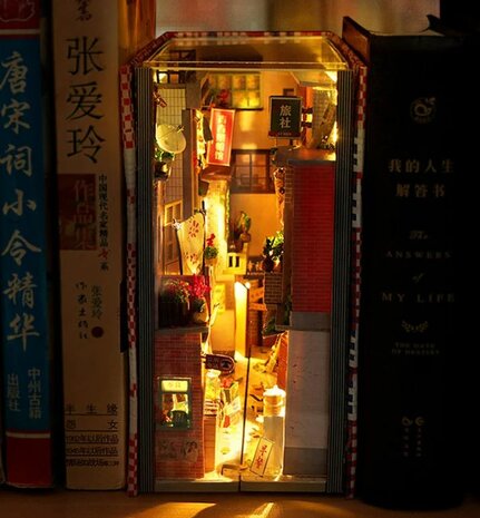 Book Nook - mini 3D wereld - Time Old Alley in de boekenkast