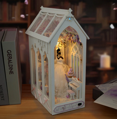 Book Nook - mini 3D wereld - The Fragrance of Eternity met verlichting aan