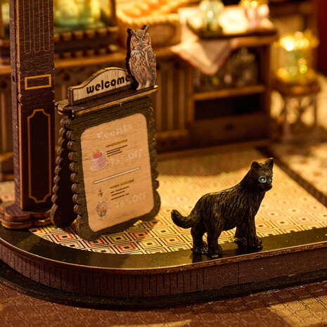 Mini Dollhouse - Shop - Magic Coffee Shop Star Punch detailfoto met kat