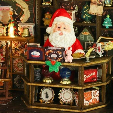 Mini Dollhouse - Shop - Christmas Wonderland kerstman achter toonbank