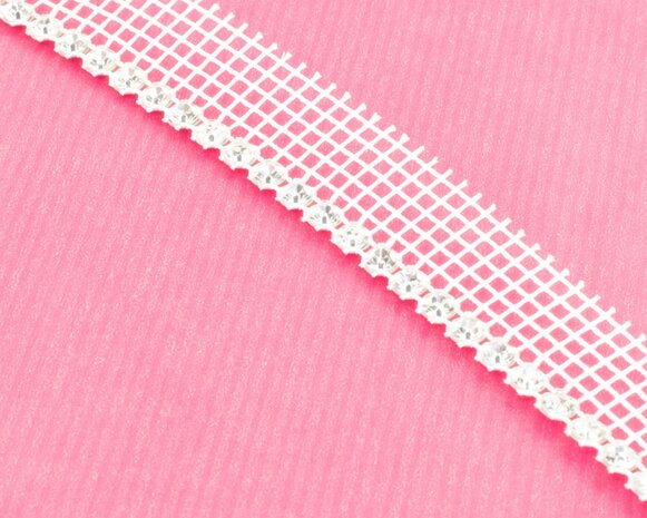 Metal Banding SS12 (3mm) Crystal - Silver Banding 1 rij met wit gaasband aan 1 kant met roze achtergrond