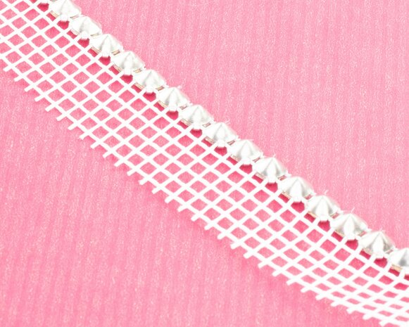 Metal Banding SS20 (5mm) Crystal - Silver Banding 1 rij met wit gaasband aan 1 kant - achterkant op roze ondergrond